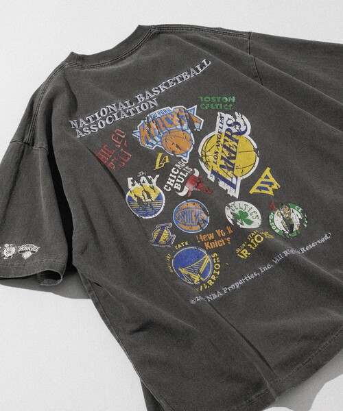 NBA（エヌビーエー）の「NBA/エヌビーエー NBA ﾗﾝﾀﾞﾑ ﾁｰﾑ ﾊﾞｯｸﾛｺﾞTEE（Tシャツ/カットソー・メンズ・ネイビー/ベージュ/ブラック・LARGE/MEDIUM）」の2枚目の写真