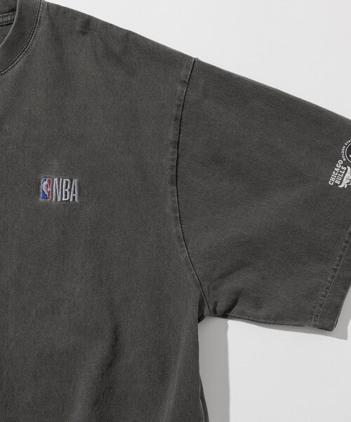 NBA（エヌビーエー）の「NBA/エヌビーエー NBA ﾗﾝﾀﾞﾑ ﾁｰﾑ ﾊﾞｯｸﾛｺﾞTEE（Tシャツ/カットソー・メンズ・ネイビー/ベージュ/ブラック・LARGE/MEDIUM）」の6枚目の写真