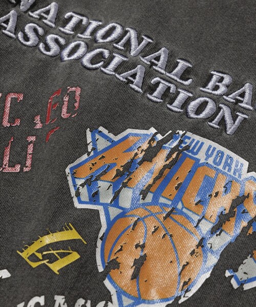 NBA（エヌビーエー）の「NBA/エヌビーエー NBA ﾗﾝﾀﾞﾑ ﾁｰﾑ ﾊﾞｯｸﾛｺﾞTEE（Tシャツ/カットソー・メンズ・ネイビー/ベージュ/ブラック・LARGE/MEDIUM）」の13枚目の写真