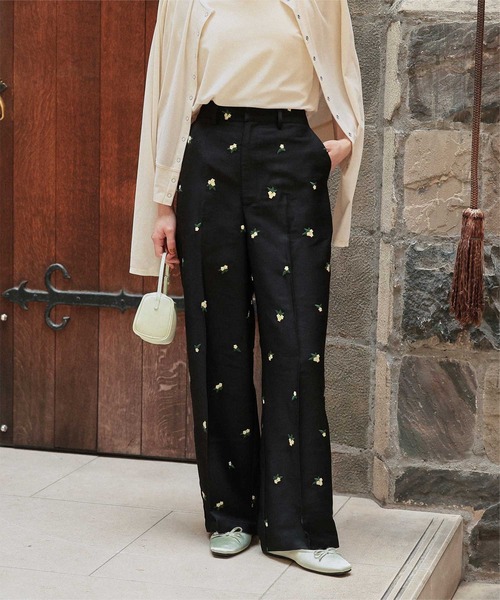 titivate（ティティベイト）の「フラワー刺繍ストレートパンツ（その他パンツ・レディース・チャコール/ブラック・L/M/S/SP）」の2枚目の写真