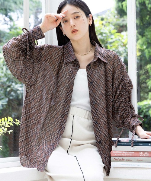 RAGEBLUE（レイジブルー）の「袖シャーリングBIGチェックシアーシャツ（シャツ/ブラウス・レディース・ブラウン/ブルー・FREE）」の3枚目の写真