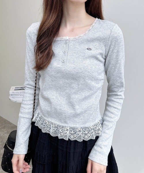 INGNI(イング)の「【WEB限定】ヘンリーネックレース付プレートロゴリブ長袖トップス(Tシャツ/カットソー・レディース・オフホワイト/ブラック/グレー・M)」の3枚目の写真