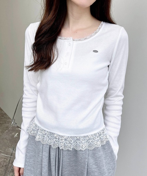 INGNI(イング)の「【WEB限定】ヘンリーネックレース付プレートロゴリブ長袖トップス(Tシャツ/カットソー・レディース・オフホワイト/ブラック/グレー・M)」の2枚目の写真