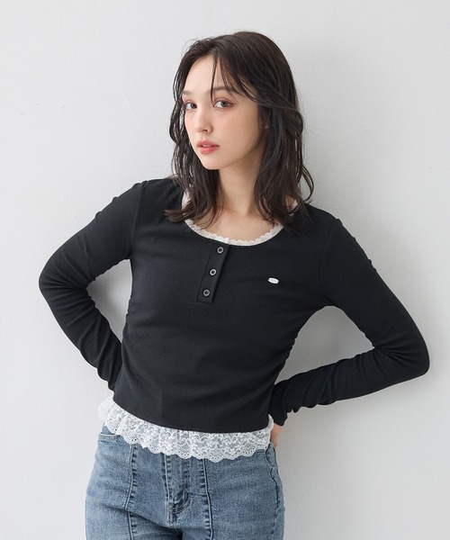 INGNI(イング)の「【WEB限定】ヘンリーネックレース付プレートロゴリブ長袖トップス(Tシャツ/カットソー・レディース・オフホワイト/ブラック/グレー・M)」の1枚目の写真