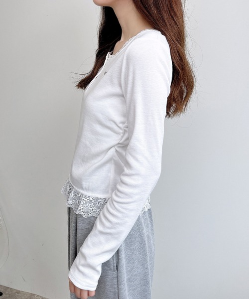 INGNI(イング)の「【WEB限定】ヘンリーネックレース付プレートロゴリブ長袖トップス(Tシャツ/カットソー・レディース・オフホワイト/ブラック/グレー・M)」の18枚目の写真