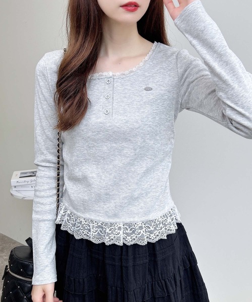 INGNI(イング)の「【WEB限定】ヘンリーネックレース付プレートロゴリブ長袖トップス(Tシャツ/カットソー・レディース・オフホワイト/ブラック/グレー・M)」の9枚目の写真