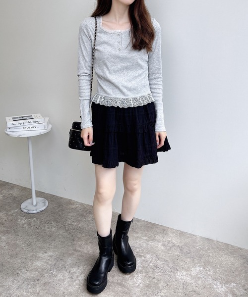 INGNI(イング)の「【WEB限定】ヘンリーネックレース付プレートロゴリブ長袖トップス(Tシャツ/カットソー・レディース・オフホワイト/ブラック/グレー・M)」の5枚目の写真