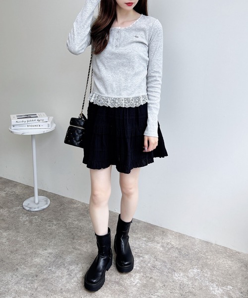 INGNI(イング)の「【WEB限定】ヘンリーネックレース付プレートロゴリブ長袖トップス(Tシャツ/カットソー・レディース・オフホワイト/ブラック/グレー・M)」の4枚目の写真