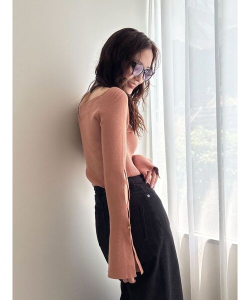 LAGUNAMOON（ラグナムーン）の「スリットフレアスリーブプルオーバー（ニット/セーター・レディース・チャコールグレー/ベージュ/サーモンピンク・FREE）」の18枚目の写真