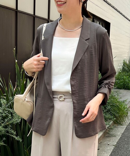 MICO COULIER（ミコクリエ）の「ポリワッシャーカルゼテーラードジャケット（テーラードジャケット・レディース・グレイッシュベージュ/チャコールグレー・38）」の2枚目の写真