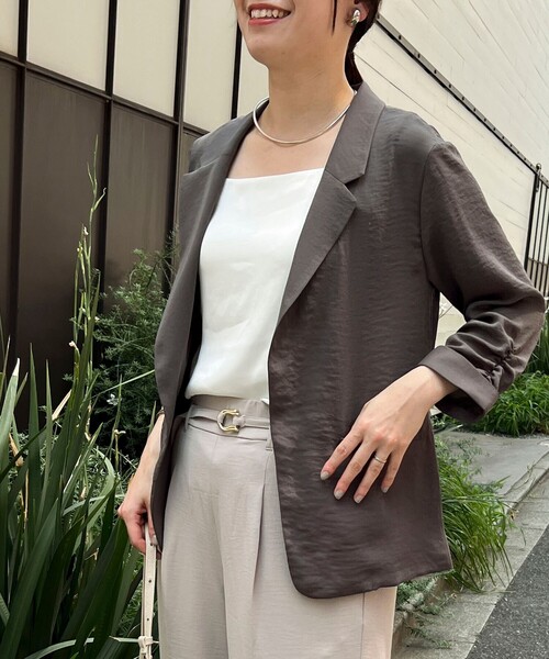 MICO COULIER（ミコクリエ）の「ポリワッシャーカルゼテーラードジャケット（テーラードジャケット・レディース・グレイッシュベージュ/チャコールグレー・38）」の3枚目の写真