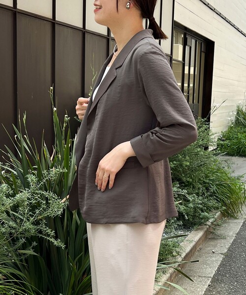 MICO COULIER（ミコクリエ）の「ポリワッシャーカルゼテーラードジャケット（テーラードジャケット・レディース・グレイッシュベージュ/チャコールグレー・38）」の6枚目の写真