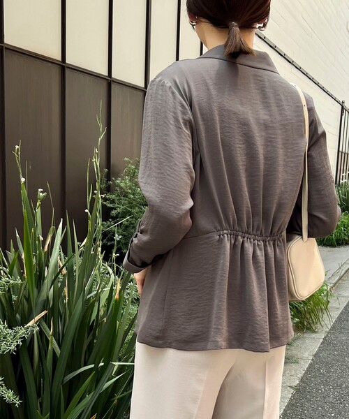 MICO COULIER（ミコクリエ）の「ポリワッシャーカルゼテーラードジャケット（テーラードジャケット・レディース・グレイッシュベージュ/チャコールグレー・38）」の7枚目の写真