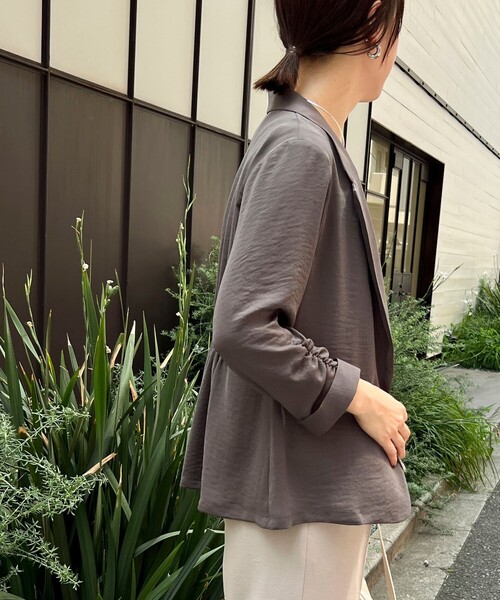 MICO COULIER（ミコクリエ）の「ポリワッシャーカルゼテーラードジャケット（テーラードジャケット・レディース・グレイッシュベージュ/チャコールグレー・38）」の8枚目の写真