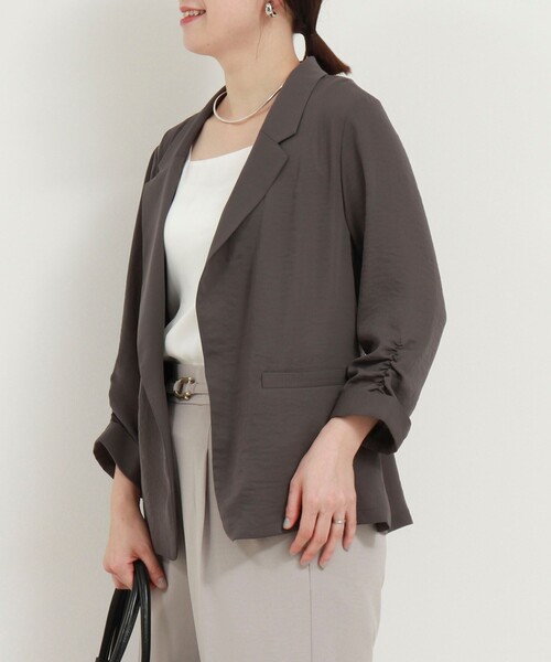 MICO COULIER（ミコクリエ）の「ポリワッシャーカルゼテーラードジャケット（テーラードジャケット・レディース・グレイッシュベージュ/チャコールグレー・38）」の17枚目の写真