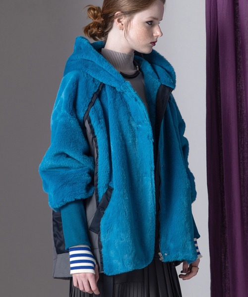 AULA AILA(アウラアイラ)の「ショートファーフーディコート(その他アウター・レディース・ブルー/ブラック/ライトグレー・0)」の3枚目の写真