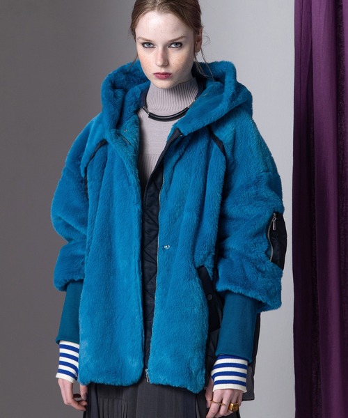 AULA AILA(アウラアイラ)の「ショートファーフーディコート(その他アウター・レディース・ブルー/ブラック/ライトグレー・0)」の4枚目の写真