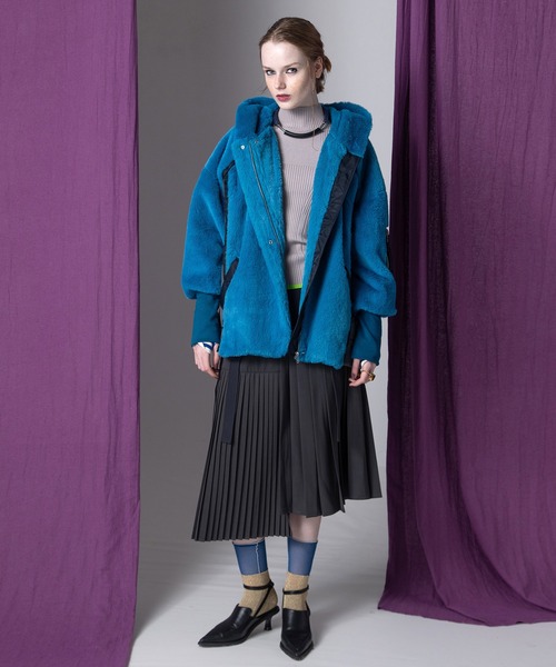 AULA AILA(アウラアイラ)の「ショートファーフーディコート(その他アウター・レディース・ブルー/ブラック/ライトグレー・0)」の6枚目の写真