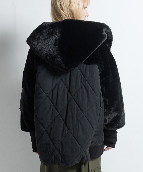 AULA AILA(アウラアイラ)の「ショートファーフーディコート(その他アウター・レディース・ブルー/ブラック/ライトグレー・0)」の11枚目の写真