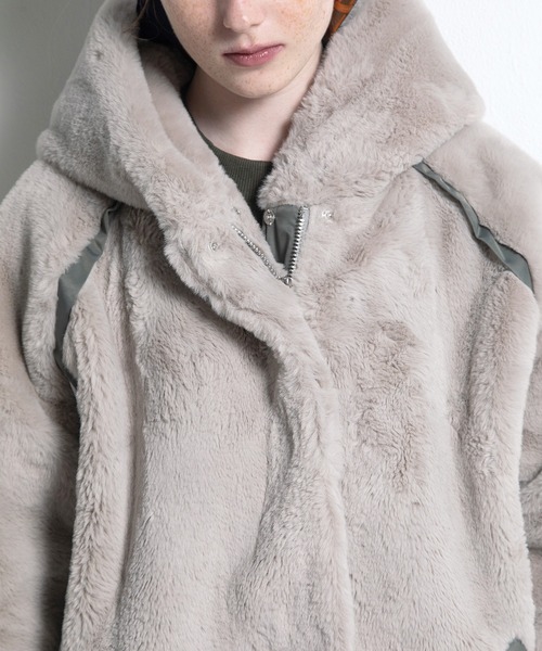 AULA AILA(アウラアイラ)の「ショートファーフーディコート(その他アウター・レディース・ブルー/ブラック/ライトグレー・0)」の16枚目の写真