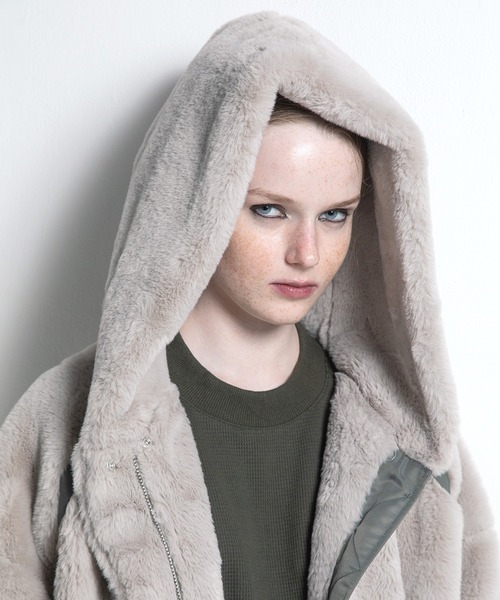 AULA AILA(アウラアイラ)の「ショートファーフーディコート(その他アウター・レディース・ブルー/ブラック/ライトグレー・0)」の20枚目の写真