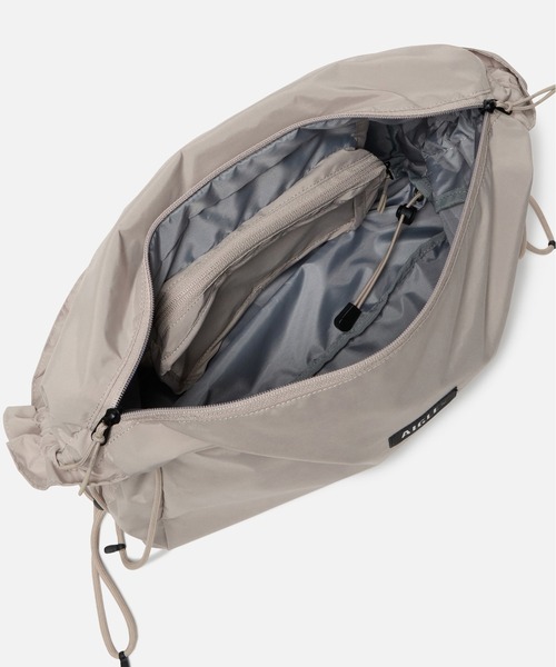 AIGLE（エーグル）の「撥水 リボンシャーリング パッカブル 2wayショルダーバッグ（ショルダーバッグ・レディース・アイボリー/ブルーグレー/ブラック・FREE）」の9枚目の写真