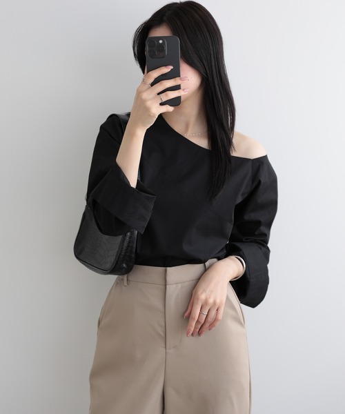 LUMIRA(アパレル)(ルミラ)の「オフショルダー 肩出し長袖トップス(シャツ/ブラウス・レディース・ブルー/ブラック/ホワイト/ベージュ・LARGE/MEDIUM)」の5枚目の写真