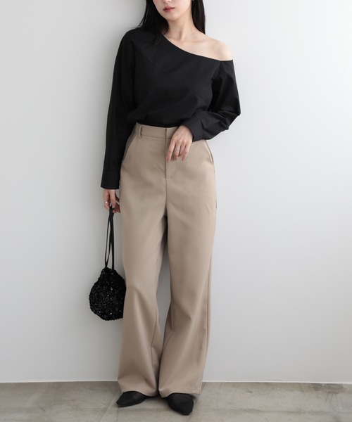 LUMIRA(アパレル)(ルミラ)の「オフショルダー 肩出し長袖トップス(シャツ/ブラウス・レディース・ブルー/ブラック/ホワイト/ベージュ・LARGE/MEDIUM)」の7枚目の写真