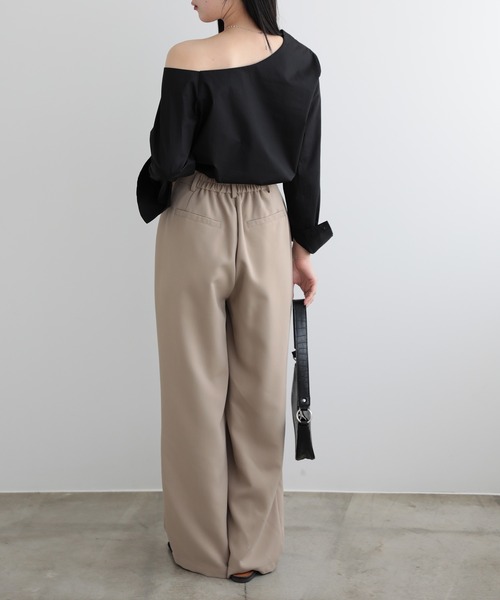 LUMIRA(アパレル)(ルミラ)の「オフショルダー 肩出し長袖トップス(シャツ/ブラウス・レディース・ブルー/ブラック/ホワイト/ベージュ・LARGE/MEDIUM)」の8枚目の写真