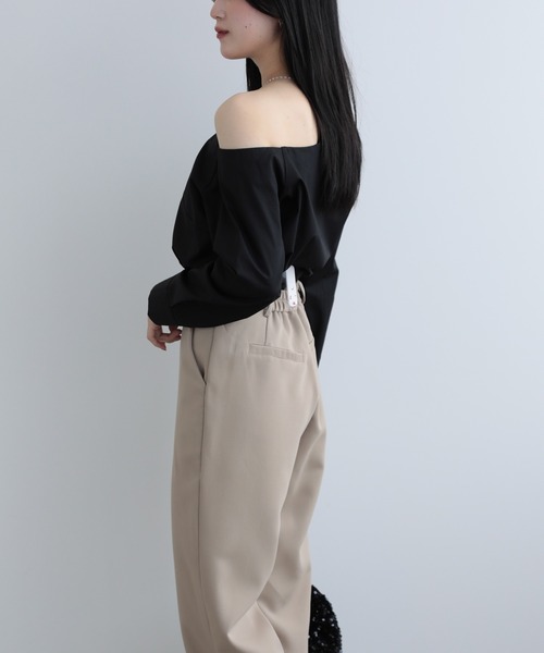 LUMIRA(アパレル)(ルミラ)の「オフショルダー 肩出し長袖トップス(シャツ/ブラウス・レディース・ブルー/ブラック/ホワイト/ベージュ・LARGE/MEDIUM)」の9枚目の写真