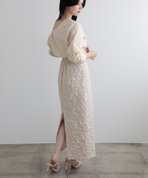 LUMIRA(アパレル)(ルミラ)の「オフショルダー 肩出し長袖トップス(シャツ/ブラウス・レディース・ブルー/ブラック/ホワイト/ベージュ・LARGE/MEDIUM)」の13枚目の写真