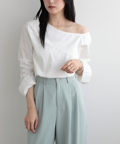 LUMIRA(アパレル)(ルミラ)の「オフショルダー 肩出し長袖トップス(シャツ/ブラウス・レディース・ブルー/ブラック/ホワイト/ベージュ・LARGE/MEDIUM)」の16枚目の写真