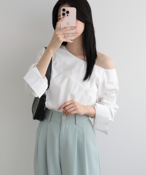 LUMIRA(アパレル)(ルミラ)の「オフショルダー 肩出し長袖トップス(シャツ/ブラウス・レディース・ブルー/ブラック/ホワイト/ベージュ・LARGE/MEDIUM)」の17枚目の写真