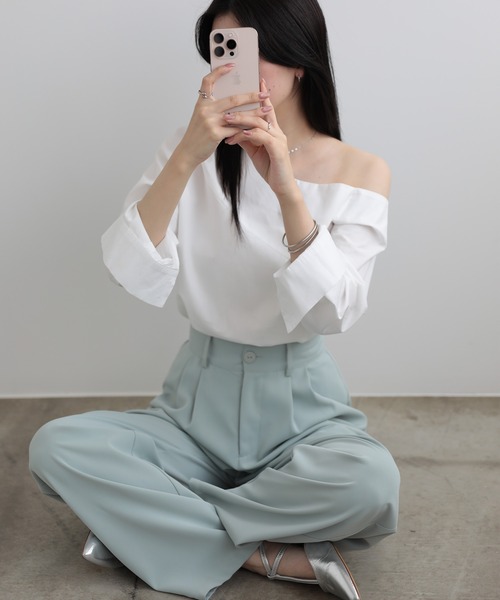 LUMIRA(アパレル)(ルミラ)の「オフショルダー 肩出し長袖トップス(シャツ/ブラウス・レディース・ブルー/ブラック/ホワイト/ベージュ・LARGE/MEDIUM)」の19枚目の写真
