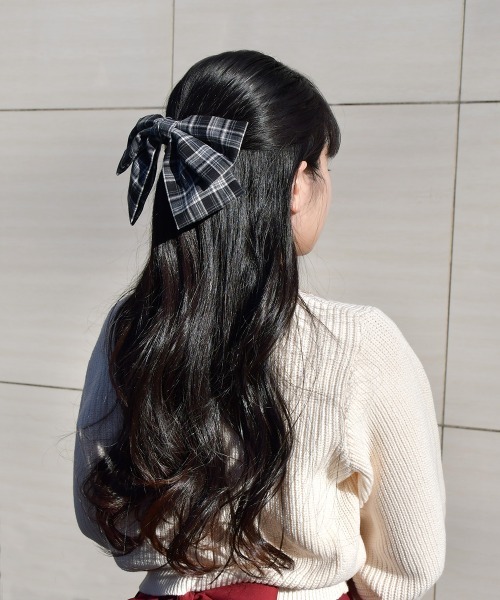 F i.n.t(フィント)の「【一部店舗限定展開】アソートビッグリボンバレッタ/fint フィント(バレッタ/ヘアクリップ・レディース・チャコールグレー/グレー/ブラック×ホワイト/ネイビー×ホワイト・FREE)」の2枚目の写真