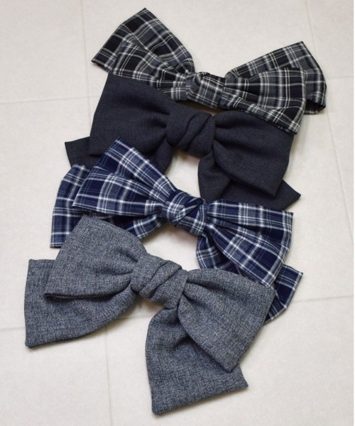 F i.n.t(フィント)の「【一部店舗限定展開】アソートビッグリボンバレッタ/fint フィント(バレッタ/ヘアクリップ・レディース・チャコールグレー/グレー/ブラック×ホワイト/ネイビー×ホワイト・FREE)」の1枚目の写真