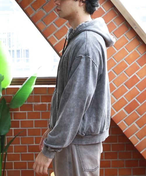 ８(eight)（エイト）の「製品加工ショート丈ジップパーカー（パーカー・メンズ・ブラック/ピンク/チャコールグレー・MEDIUM/LARGE）」の6枚目の写真