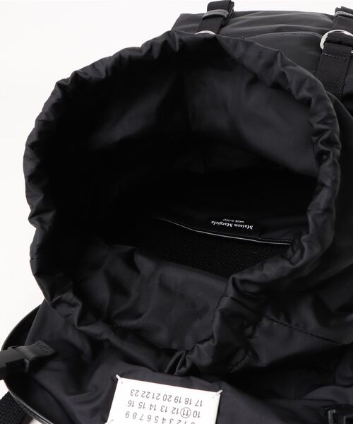 Maison Margiela（メゾンマルジェラ）の「Maison Margiela HIGH TECH MEDIUM BACKPACK（バックパック/リュック・メンズ・ブラック・FREE）」の4枚目の写真