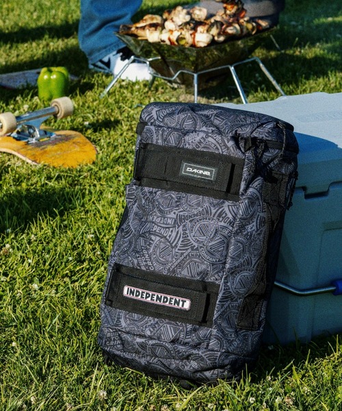 DAKINE（ダカイン）の「DAKINE MISSION STREET 【DAKINE × INDEPENDENT】バックパック/リュック 25L【2025年秋冬モデル】/ダカインインディペンデントコラボバックパック・リュックサック（バックパック/リュック・メンズ・ブラック系その他/エンジ・FREE）」の2枚目の写真