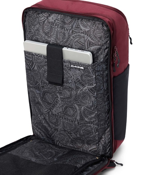 DAKINE（ダカイン）の「DAKINE MISSION STREET 【DAKINE × INDEPENDENT】バックパック/リュック 25L【2025年秋冬モデル】/ダカインインディペンデントコラボバックパック・リュックサック（バックパック/リュック・メンズ・ブラック系その他/エンジ・FREE）」の4枚目の写真