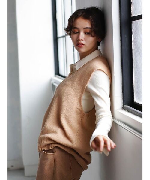 FIKA.（フィーカ）の「V-neck wide knit vest（ニット/セーター・レディース・アイボリー/ダークブラウン/イエロー・MEDIUM）」の5枚目の写真