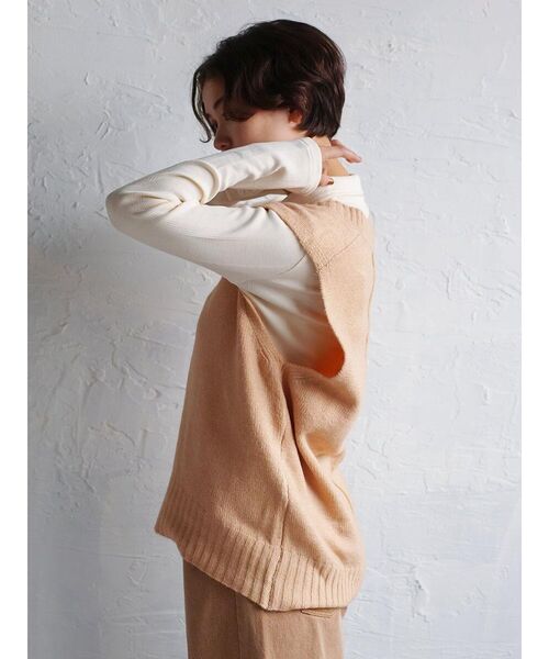 FIKA.（フィーカ）の「V-neck wide knit vest（ニット/セーター・レディース・アイボリー/ダークブラウン/イエロー・MEDIUM）」の7枚目の写真