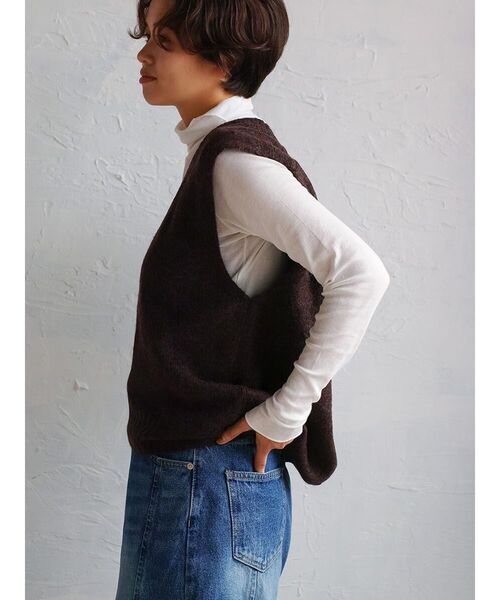 FIKA.（フィーカ）の「V-neck wide knit vest（ニット/セーター・レディース・アイボリー/ダークブラウン/イエロー・MEDIUM）」の13枚目の写真