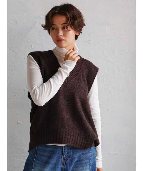 FIKA.（フィーカ）の「V-neck wide knit vest（ニット/セーター・レディース・アイボリー/ダークブラウン/イエロー・MEDIUM）」の2枚目の写真