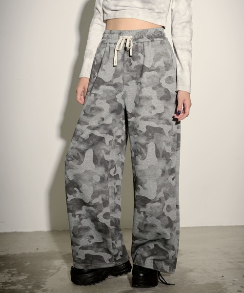 KOM/ドットケーオーエム』カモ柄ワイドイージーパンツ【CN
