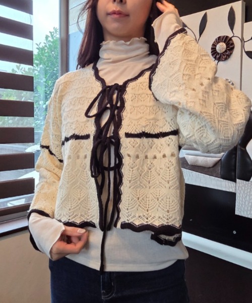 tolene(トレネ)の「クロシェ編み 透かし編み ショート丈 フロントリボン ニットカーディガン(カーディガン/ボレロ・レディース・ブラック/ホワイト・FREE)」の1枚目の写真