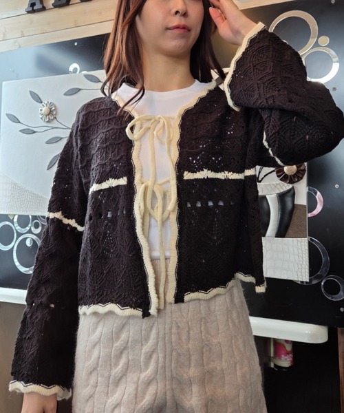 tolene(トレネ)の「クロシェ編み 透かし編み ショート丈 フロントリボン ニットカーディガン(カーディガン/ボレロ・レディース・ブラック/ホワイト・FREE)」の2枚目の写真