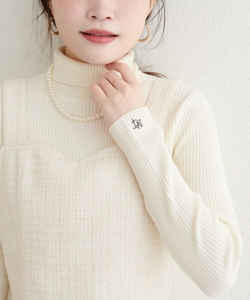 natural couture（ナチュラルクチュール）の「ワンポイント刺繍タートルリブニット（ニット/セーター・レディース・ブラック/グレー/オフホワイト/レッド/イエロー・FREE）」の3枚目の写真