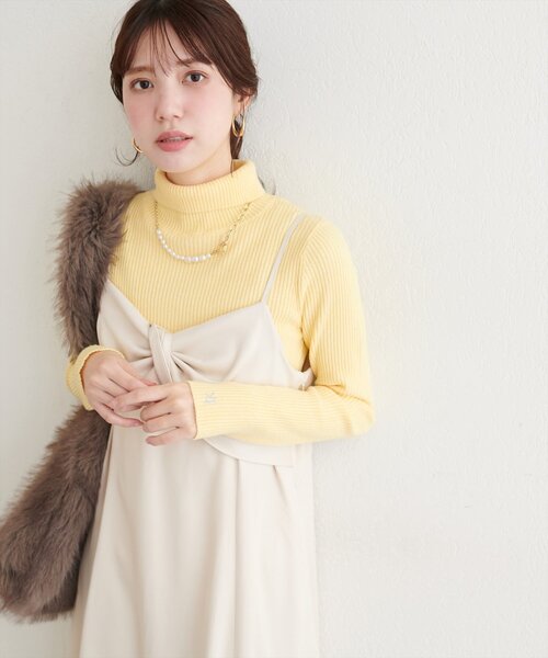 natural couture（ナチュラルクチュール）の「ワンポイント刺繍タートルリブニット（ニット/セーター・レディース・ブラック/グレー/オフホワイト/レッド/イエロー・FREE）」の2枚目の写真