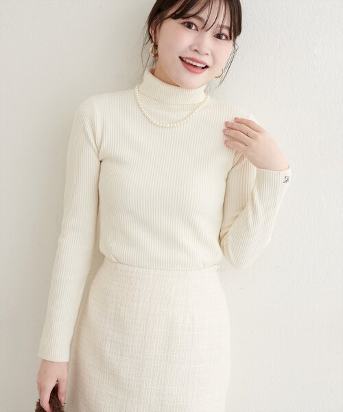 natural couture（ナチュラルクチュール）の「ワンポイント刺繍タートルリブニット（ニット/セーター・レディース・ブラック/グレー/オフホワイト/レッド/イエロー・FREE）」の6枚目の写真